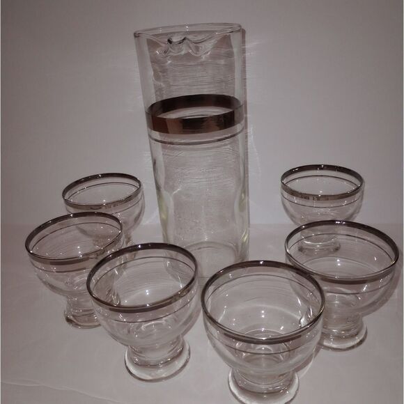 🆕🍸 Vintage Dorothy Thorpe Decanter and Mini Martini Glasses - Picture 1 of 5